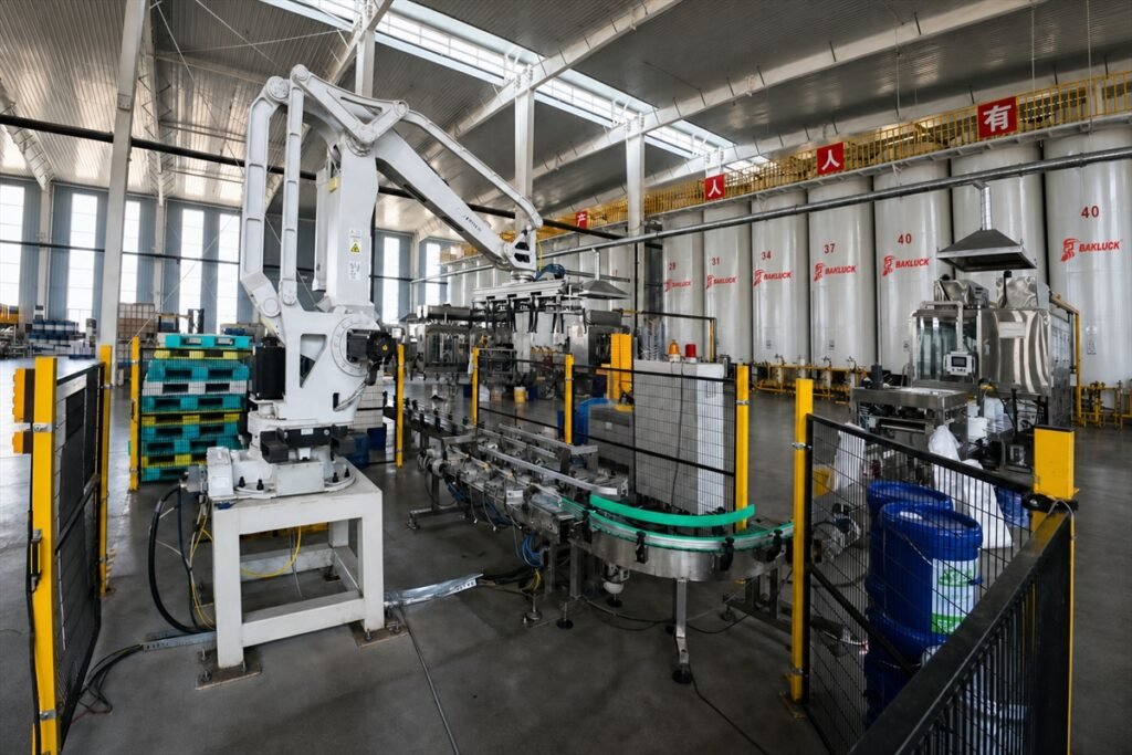BAKLUCK lubricant production workshop 
Advanced lubricant blending and production facilities ensure stable quality and reliable supply.